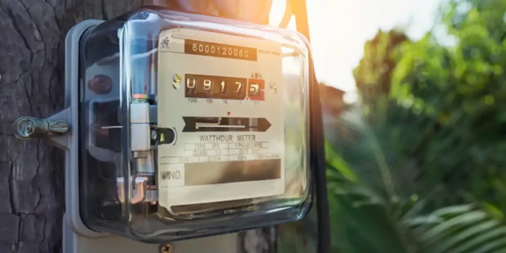 Image shows a meter that measures the amount of electricity used to how how utility companies measure net metering.
